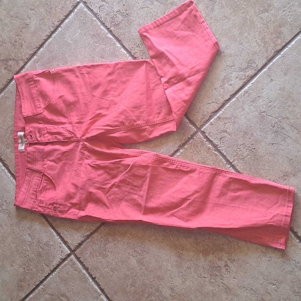 EUC coral color capri pants